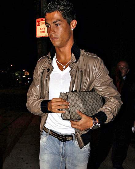 Cristiano Ronaldo met handtasje